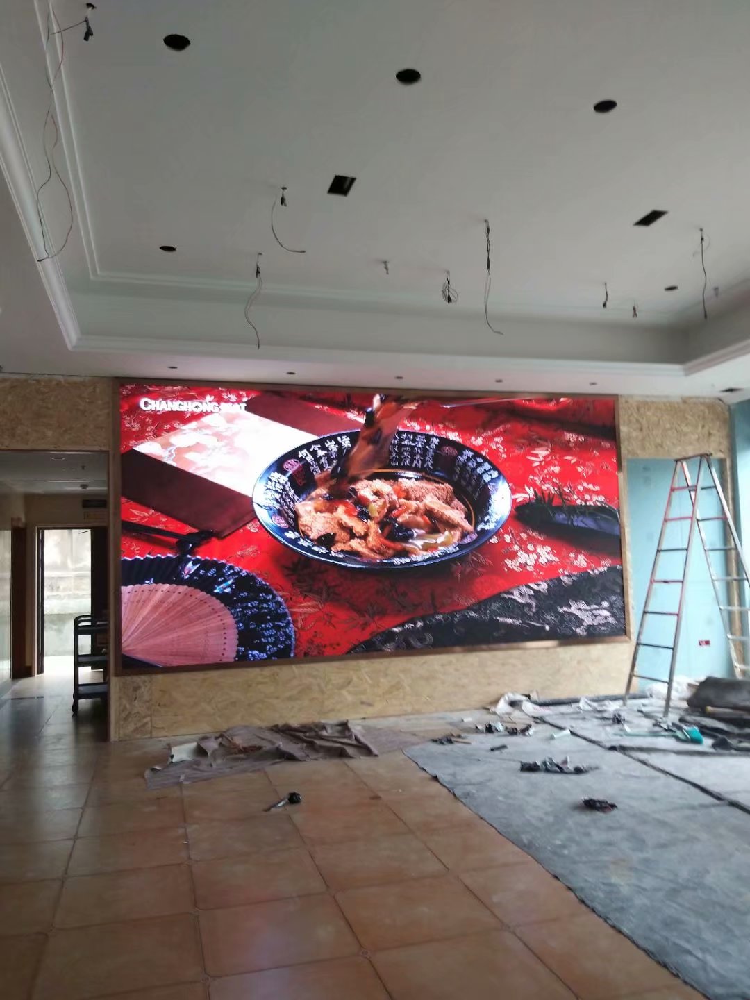 江陰新東升大酒店霧面P2.5室內(nèi)全彩LED顯示屏完美點亮！