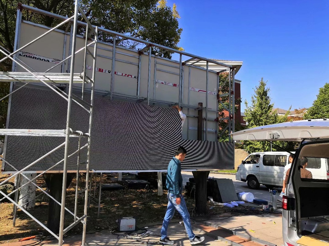 張家港梁豐高級中學(xué)東門P6戶外全彩！