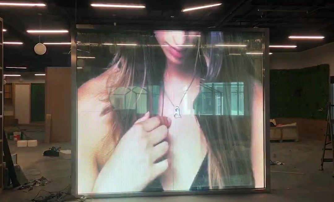 青島國(guó)際創(chuàng)新無(wú)框透明屏完美點(diǎn)亮！