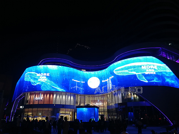 透明LED智能玻璃屏為什么深受市場(chǎng)的喜愛(ài)和追捧？