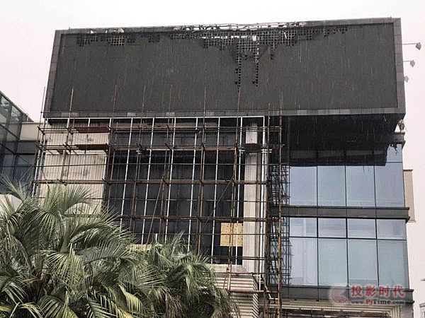 上海七莘路大火中燒毀的室外<a href=http://m.gdhjsme.com target=_blank class=infotextkey>led顯示屏</a>