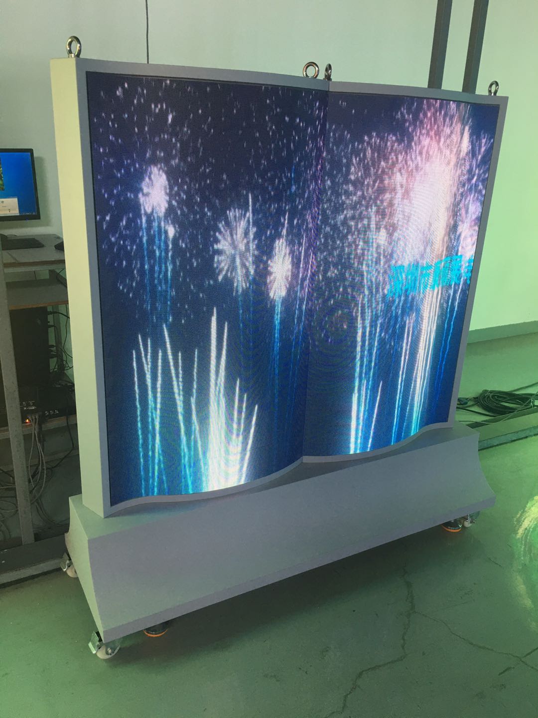 移動(dòng)式<a href=http://m.gdhjsme.com target=_blank class=infotextkey>led顯示屏</a> 移動(dòng)式<a href=http://m.gdhjsme.com target=_blank class=infotextkey>led顯示屏</a>